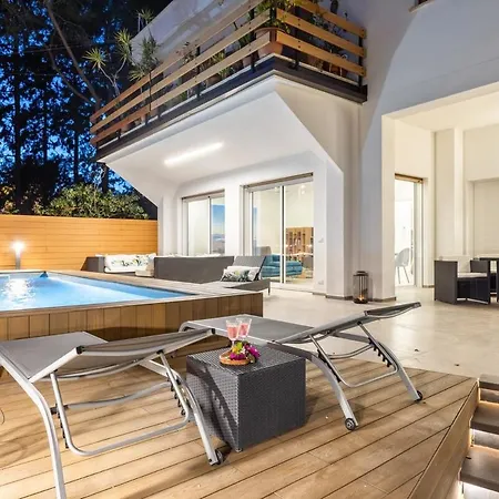 In A With A Private Pool 아파트