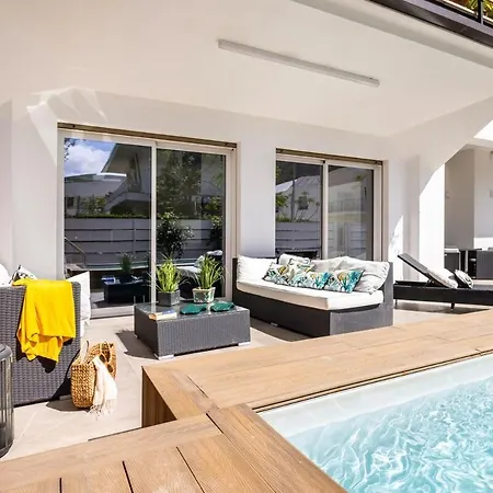 In A With A Private Pool 아파트